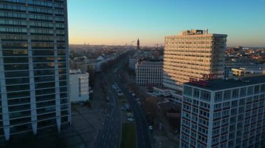 Berlin 'deki Ernst Reuter Platz, Almanya' da altın saat boyunca arabalar sürüyordu. Ters İHA uçuşu 