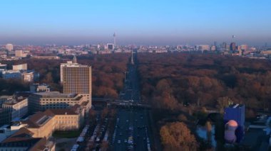 Berlin Teknoloji Üniversitesi 'nin 17. katmandaki hava görüntüsü. Juni gün batımında, Almanya. İHA alçalıyor 