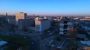 Berlin Teknoloji Üniversitesi 'nin 17. katmandaki hava görüntüsü. Juni gün batımında, Almanya. Sağ drona döndür 