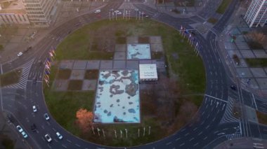 Berlin 'deki Ernst Reuter Platz, Almanya' da altın saat boyunca arabalar sürüyordu. Yukarıdan insansız hava aracı görüntüleri 