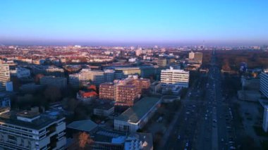 Berlin Teknoloji Üniversitesi 'nin 17. katmandaki hava görüntüsü. Juni gün batımında, Almanya. Sol İHA 'ya dön 