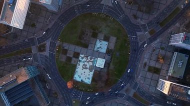 Berlin 'deki Ernst Reuter Platz, Almanya' da altın saat boyunca arabalar sürüyordu. dikey kuş bakışı dron 