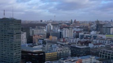 Berlin 'in hava manzarası bulutlu bir gökyüzü altında modern ve tarihi binaları, sokakları ve kentsel yoğunluğu gösteriyor. hız rampası hiper hareket zaman aşımı 