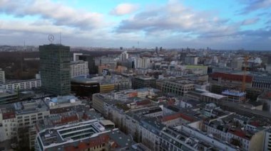 Berlin 'in hava manzarası bulutlu bir gökyüzü altında modern ve tarihi binaları, sokakları ve kentsel yoğunluğu gösteriyor. hız rampası hiper hareket zaman aşımı 