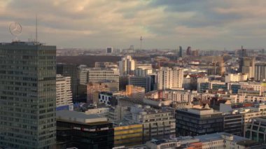 Berlin 'in hava manzarası bulutlu bir gökyüzü altında modern ve tarihi binaları, sokakları ve kentsel yoğunluğu gösteriyor. Sol İHA 'ya dön 