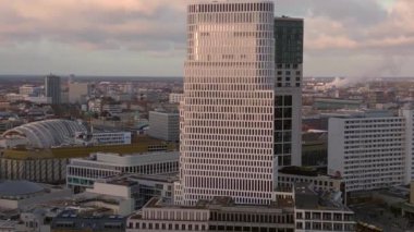 Berlin 'in hava manzarası bulutlu bir gökyüzü altında modern ve tarihi binaları, sokakları ve kentsel yoğunluğu gösteriyor. Sol İHA 'ya dön 