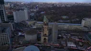 Almanya 'nın Berlin kentindeki Kaiser Wilhelm Memorial Kilisesi ile Breitscheidplatz' daki Noel pazarının hava görüntüsü. hız rampası hiper hareket zaman aşımı 