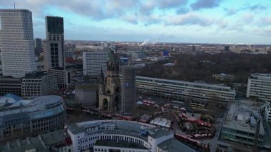 Almanya 'nın Berlin kentindeki Kaiser Wilhelm Memorial Kilisesi ile Breitscheidplatz' daki Noel pazarının hava görüntüsü. Yukarıdan insansız hava aracı görüntüleri 