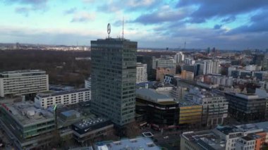 Almanya 'nın Berlin kentindeki Kaiser Wilhelm Memorial Kilisesi ile Breitscheidplatz' daki Noel pazarının hava görüntüsü. panorama genel görünüm dronu 