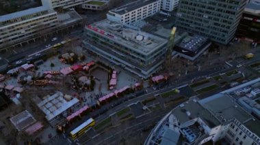 Almanya 'nın Berlin kentindeki Kaiser Wilhelm Memorial Kilisesi ile Breitscheidplatz' daki Noel pazarının hava görüntüsü. Yukarıdan insansız hava aracı görüntüleri 