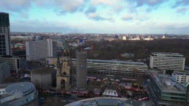 Almanya 'nın Berlin kentindeki Kaiser Wilhelm Memorial Kilisesi ile Breitscheidplatz' daki Noel pazarının hava görüntüsü. Sol İHA 'ya dön 