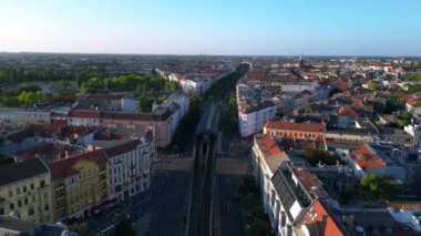 Berlin 'deki bir yerleşim bölgesinden geçen yükseltilmiş tren, şehrin taşıma sistemini gösteriyor. hız rampası hiper hareket zaman aşımı 