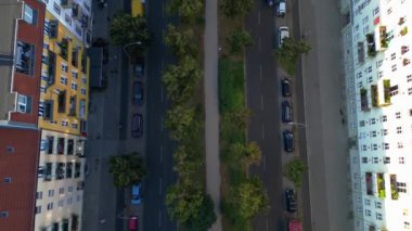 Berlin 'deki bir yerleşim bölgesinden geçen yükseltilmiş tren, şehrin taşıma sistemini gösteriyor. Drone 'u yukarı eğ 