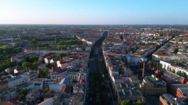 Berlin 'deki bir yerleşim bölgesinden geçen yükseltilmiş tren, şehrin taşıma sistemini gösteriyor. Drone görüntülerini daire içine al 