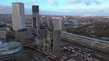 Kaiser Wilhelm Memorial Kilisesi ve Berlin, Almanya 'da Noel pazarı bulutlu bir kış gününde. hız rampası hiper hareket zaman aşımı 