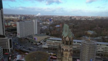 Kaiser Wilhelm Memorial Kilisesi ve Berlin, Almanya 'da Noel pazarı bulutlu bir kış gününde. İHA alçalıyor 