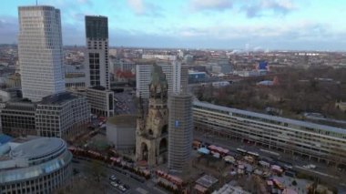 Kaiser Wilhelm Memorial Kilisesi ve Berlin, Almanya 'da Noel pazarı bulutlu bir kış gününde. geniş yörünge görünümü dronu 