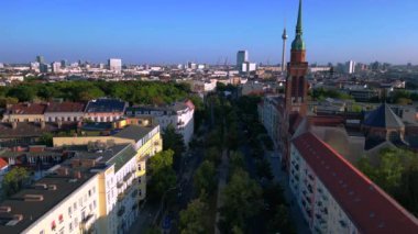 Berlin 'in hareketli şehri içine yerleşmiş huzurlu Yahudi mezarlığı şehir genelinde huzurlu bir vaha sergiliyor. İHA yükseliyor 