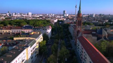 Berlin 'in hareketli şehri içine yerleşmiş huzurlu Yahudi mezarlığı şehir genelinde huzurlu bir vaha sergiliyor. hız rampası hiper hareket zaman aşımı 