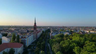 Berlin 'in hareketli şehri içine yerleşmiş huzurlu Yahudi mezarlığı şehir genelinde huzurlu bir vaha sergiliyor. hız rampası hiper hareket zaman aşımı 
