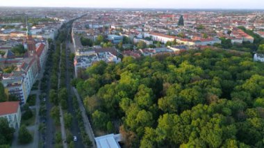 Berlin 'in hareketli şehri içine yerleşmiş huzurlu Yahudi mezarlığı şehir genelinde huzurlu bir vaha sergiliyor. İHA kamerası aşağıya bakıyor 