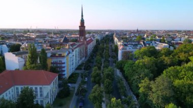 Berlin 'in hareketli şehri içine yerleşmiş huzurlu Yahudi mezarlığı şehir genelinde huzurlu bir vaha sergiliyor. Ters İHA uçuşu 