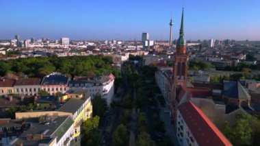 Berlin 'in hareketli şehri içine yerleşmiş huzurlu Yahudi mezarlığı şehir genelinde huzurlu bir vaha sergiliyor. Çok yakından geçen bir insansız uçak 