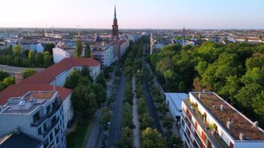 Berlin 'in hareketli şehri içine yerleşmiş huzurlu Yahudi mezarlığı şehir genelinde huzurlu bir vaha sergiliyor. uçuş üstü insansız hava aracı 