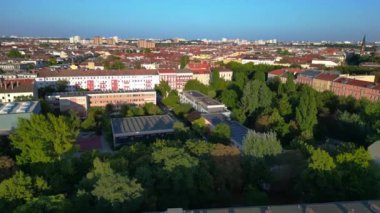 Berlin 'in hareketli şehri içine yerleşmiş huzurlu Yahudi mezarlığı şehir genelinde huzurlu bir vaha sergiliyor. Sağ drona döndür 