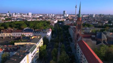 Berlin 'in hareketli şehri içine yerleşmiş huzurlu Yahudi mezarlığı şehir genelinde huzurlu bir vaha sergiliyor. panorama genel görünüm dronu 