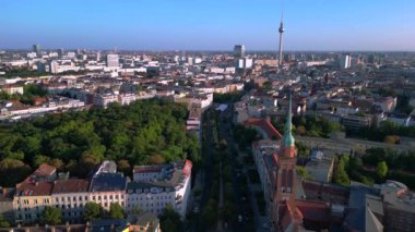 Berlin 'in hareketli şehri içine yerleşmiş huzurlu Yahudi mezarlığı şehir genelinde huzurlu bir vaha sergiliyor. İHA alçalıyor 
