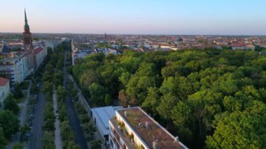 Berlin 'in hareketli şehri içine yerleşmiş huzurlu Yahudi mezarlığı şehir genelinde huzurlu bir vaha sergiliyor. Yukarıdan insansız hava aracı görüntüleri 
