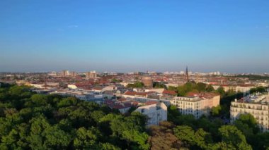 Berlin 'in hareketli şehri içine yerleşmiş huzurlu Yahudi mezarlığı şehir genelinde huzurlu bir vaha sergiliyor. Sol İHA 'ya dön 