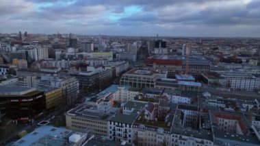 Berlins şehri bulutlu bir gökyüzünün altında kentsel yoğunluğu gösteriyor. Sol İHA 'ya dön 