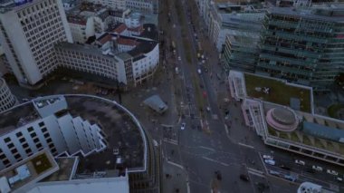 Berlins şehri bulutlu bir gökyüzünün altında kentsel yoğunluğu gösteriyor. Drone 'u yukarı eğ 
