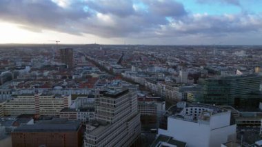 Berlins şehri bulutlu bir gökyüzünün altında kentsel yoğunluğu gösteriyor. statik üç ayaklı insansız hava aracı 