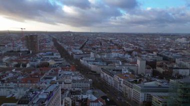 Berlins şehri bulutlu bir gökyüzünün altında kentsel yoğunluğu gösteriyor. doly sağ drone 
