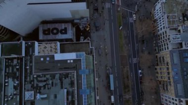 Berlins şehri bulutlu bir gökyüzünün altında kentsel yoğunluğu gösteriyor. Drone 'u yukarı eğ 