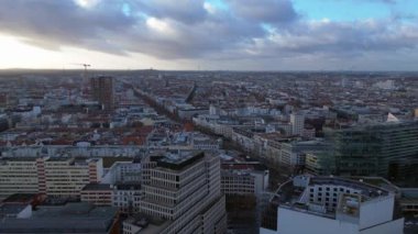 Berlins şehri bulutlu bir gökyüzünün altında kentsel yoğunluğu gösteriyor. uçuş üstü insansız hava aracı 