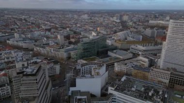 Berlins şehri bulutlu bir gökyüzünün altında kentsel yoğunluğu gösteriyor. panorama genel görünüm dronu 