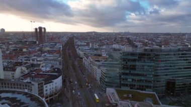 Berlins şehri bulutlu bir gökyüzünün altında kentsel yoğunluğu gösteriyor. panorama genel görünüm dronu 