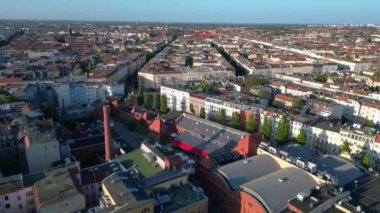 Berlins şehir manzarası, konut ve ticari binaların, sokakların ve yeşil alanların bir karışımını yakalıyor. hız rampası hiper hareket zaman aşımı 