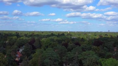 Hayır, Berlin 'de bir yerleşim bölgesi. Yoğun bir ormanın içine yerleştirilmiş evler var. Ufukta şehrin ufku görünüyor. hız rampası hiper hareket zaman aşımı 