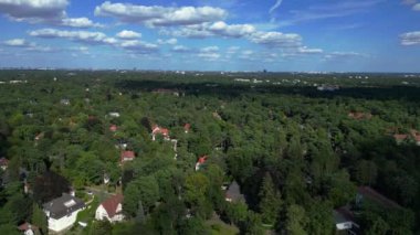 Hayır, Berlin 'de bir yerleşim bölgesi. Yoğun bir ormanın içine yerleştirilmiş evler var. Ufukta şehrin ufku görünüyor. hız rampası hiper hareket zaman aşımı 