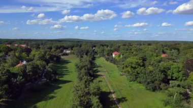 Schlachtensee gölleri, güneşli bir günde, masmavi gökyüzü ve bulutlarla çevrili yemyeşil ormanlarla çevrilidir. hız rampası hiper hareket zaman aşımı 