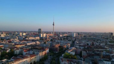 Berlin TV kulesi çatıların üstünde yükseliyor ve gün batımında Senefelderplatz 'da bir inşaat sahası var. hız rampası hiper hareket zaman aşımı 