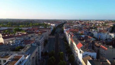 Berlin 'in yerleşim bölgesinden geçen sarı yükseltilmiş tren. hız rampası hiper hareket zaman aşımı 