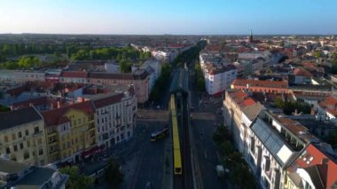 Berlin 'in yerleşim bölgesinden geçen sarı yükseltilmiş tren. hız rampası hiper hareket zaman aşımı 
