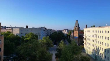 Berlin 'in yerleşim bölgesinden geçen sarı yükseltilmiş tren. İHA yükseliyor 