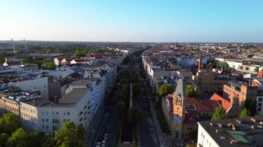 Berlin 'in yerleşim bölgesinden geçen sarı yükseltilmiş tren. uçuş üstü insansız hava aracı 